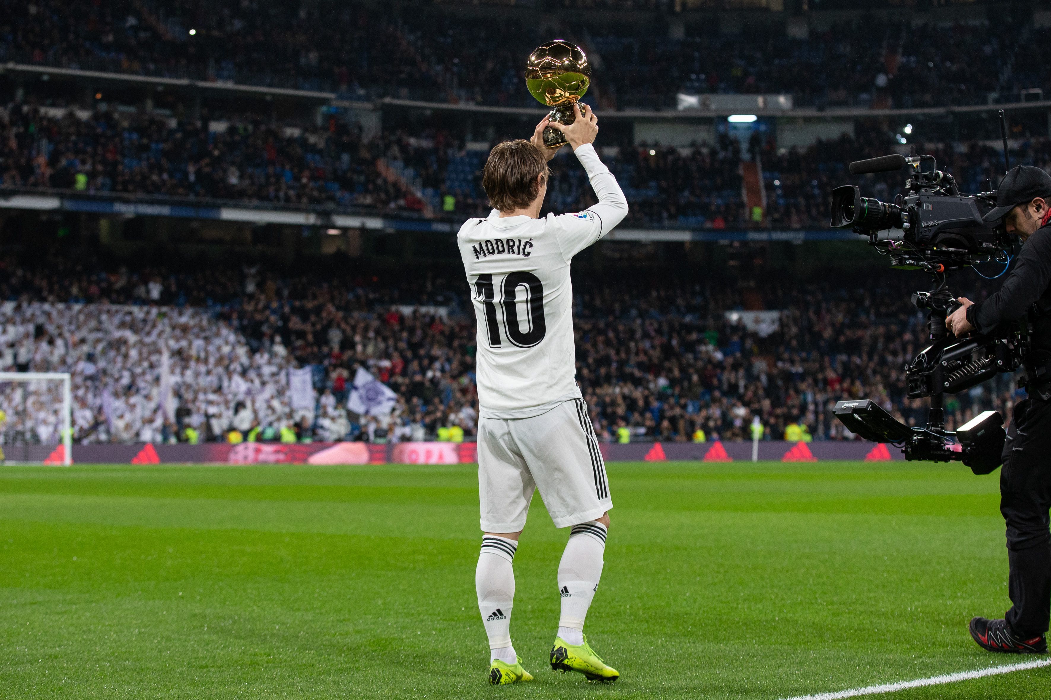 NBA新秀观察：状元秀首战亮眼,