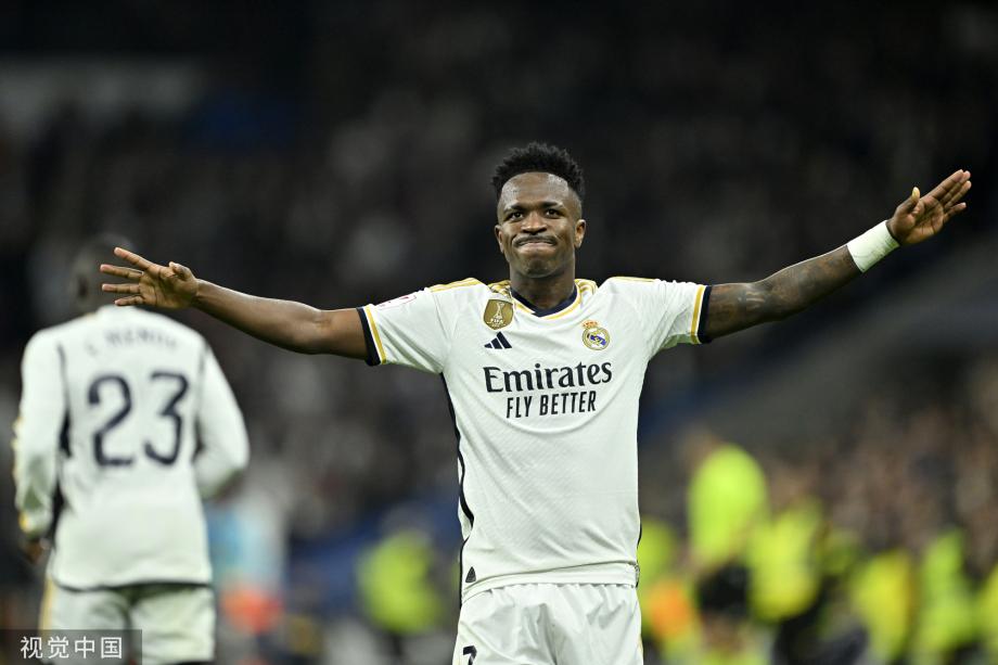 东契奇成为湖人队史第三位连续两场拿35分+10助攻的球员