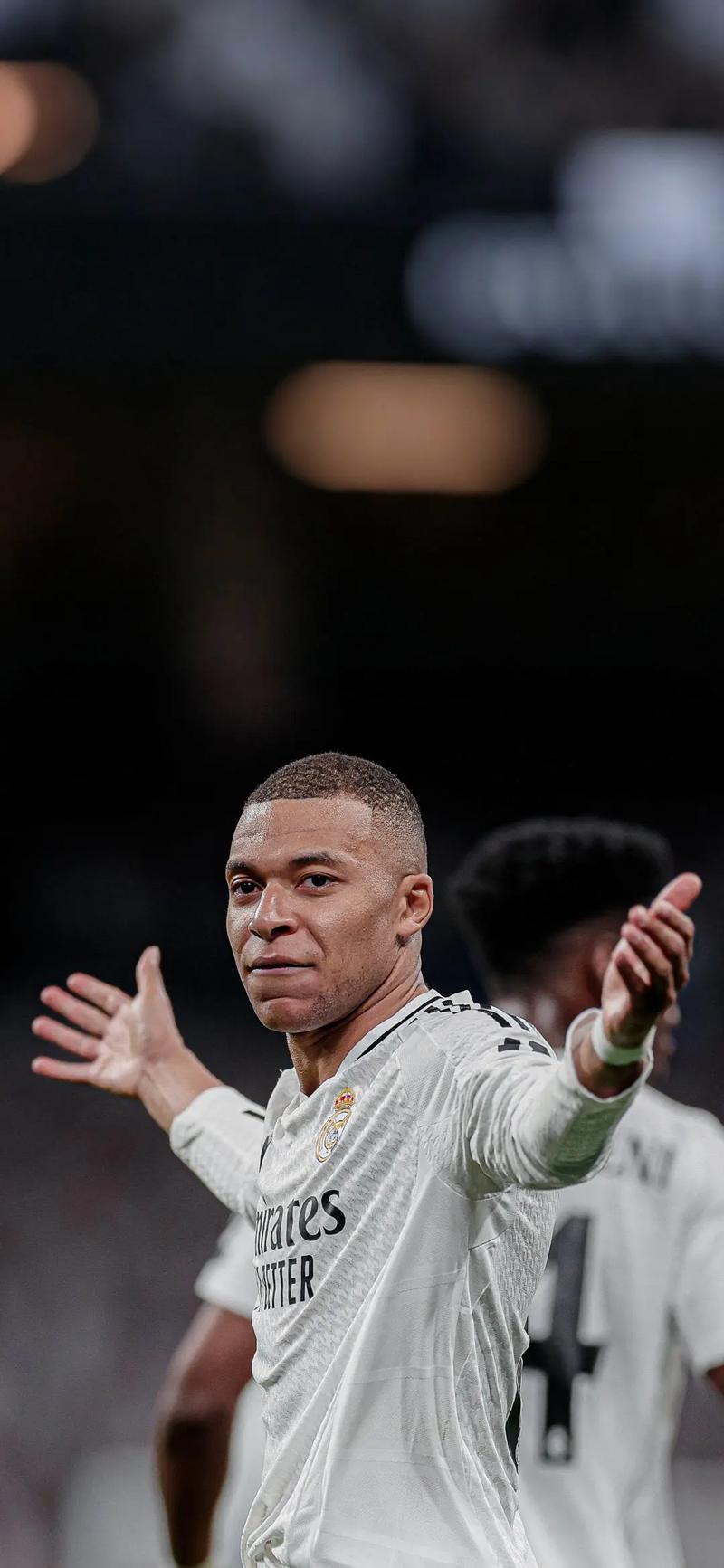 足球国足门将扑出关键点球，助球队惊险取胜