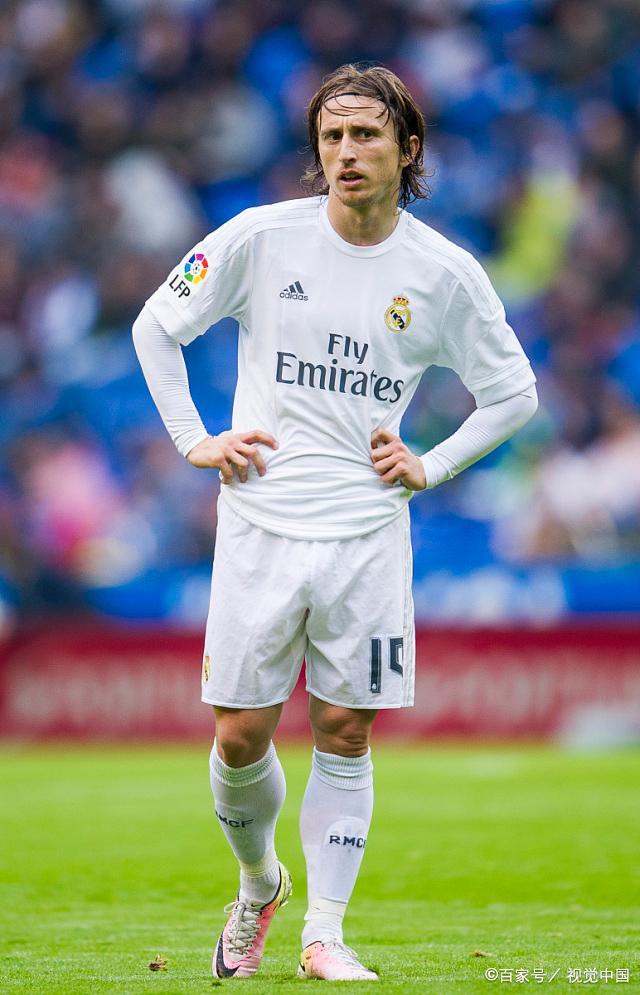 中超赛场争议判罚：VAR引发讨论,